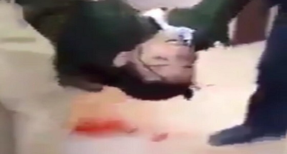 حوثي يطلق أعيرة نارية على طالب يمني بسبب &#8221; صرخة الكهنوت &#8220;