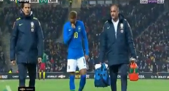 بالفيديو .. نيمار يخرج مصابا بعد 8 دقائق من المباراة الدولية أمام الكاميرون