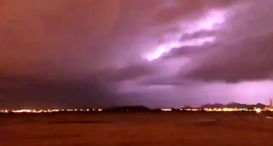 بالفيديو.. مشهد مهيب لسماء حائل