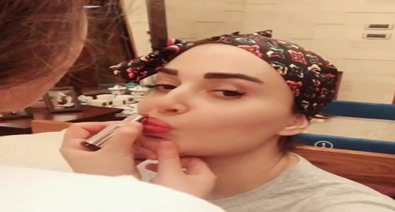 بالفيديو.. إبنة سيرين عبد النور تضع مكياج والدتها