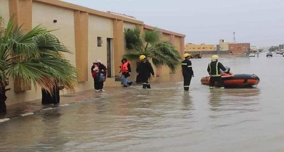بالصور.. ” مدني القصيم ” تخلي 12 أسرة داهمتهم الأمطار