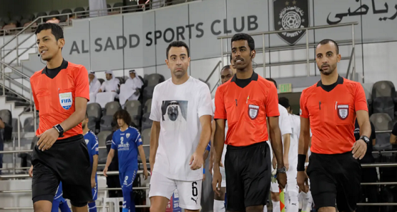 بالصور.. ” الغارديان ” تنتقد ” الزي الموحد ” والمدرجات القطرية ” الخاوية “