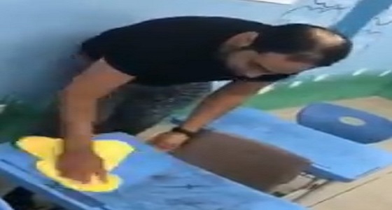 بالفيديو.. معلم ينظف طاولات طلابه خارج أوقات الدوام ويثير الجدل