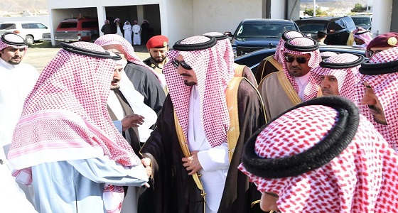 بالصور.. أمير عسير يعزي أسرة آل فردان