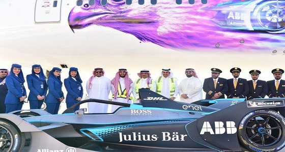 طائرة ” السعودية ” B777 تحلق بشعار ” فورمولا- إي – الدرعية ” انطلاقاً من الرياض