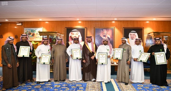 وزير الحرس الوطني يقلد ذوي شهداء الواجب وسام الملك عبدالعزيز من الدرجة الثالثة