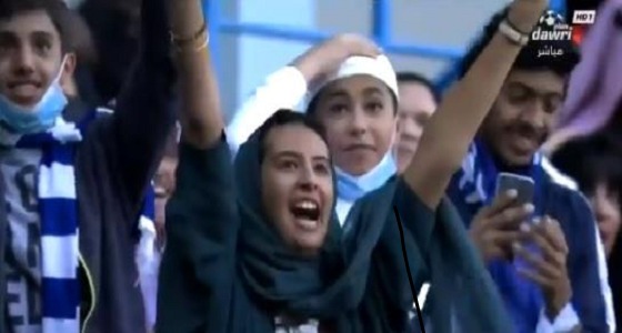 بالفيديو.. ردة فعل الفتاة الفائزة بجائزة الجوال في لقاء الهلال والأهلي
