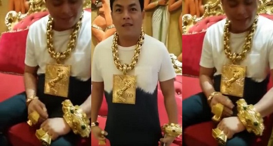 بالفيديو.. رجل يرتدي 13 كيلو جرام من الذهب في إطلالته اليومية