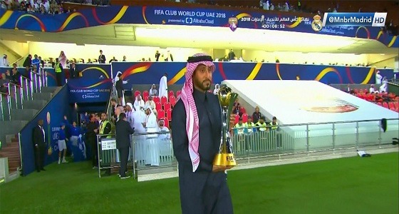 بالفيديو والصور.. سامي الجابر يحمل كأس العالم للأندية للإعلان عن افتتاح النهائي