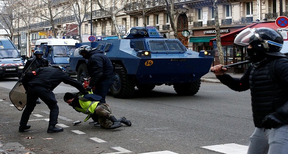 الشرطة الفرنسية تفرق المتظاهرين بالقنابل وخراطيم المياة في باريس