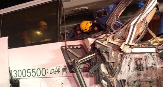 وفاة وإصابة 10 أشخاص إثر حادث تصادم على طريق المدينة