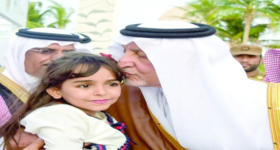 طفلة تستوقف الأمير خالد الفيصل وتعطيه &#8221; وردة &#8220;