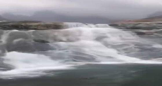 بالفيديو.. لحظة تدفق المياه بغزارة من  أعالي جبل رضوى بينبع