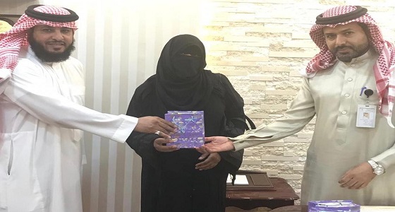 مواطن يصر على مقابلة الفريق الطبي بمستشفى الدلم وتقديم الشكر لإنقاذهم والدته