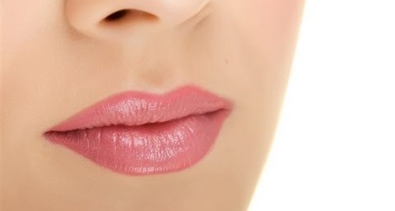 4 حلول من الطبيعة للاستمتاع بشفاة ناعمة طوال الشتاء