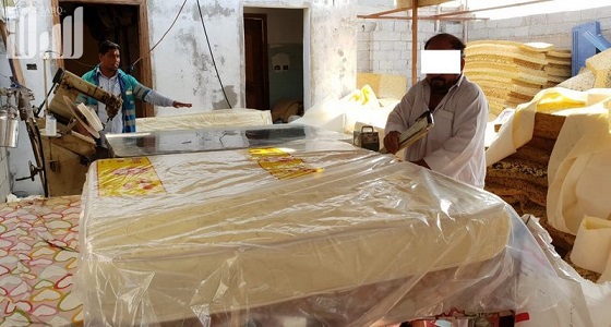 ضبط مصنع يستخدم ” الزبالة ” في إعادة صناعة مراتب الإسفنج بجدة