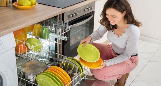 حل للتخلص من البقع البيضاء على الأواني بعد غسلها