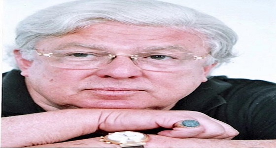 بالصور.. قبر فنان مشهور مرصع بالذهب وبه صالون استقبال