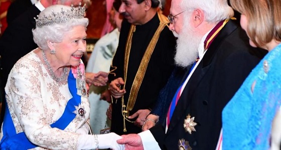 بالصور.. كيت تحاول إثارة غيظ ميغان بتاج الأميرة ديانا