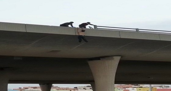 بالفيديو.. ” أمن جدة ” ينقذ شاب من محاولة انتحار