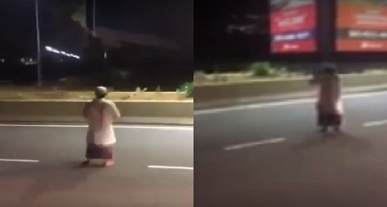 بالفيديو.. رجل يصلي وسط الطريق السريع دون اكتراث للسيارات