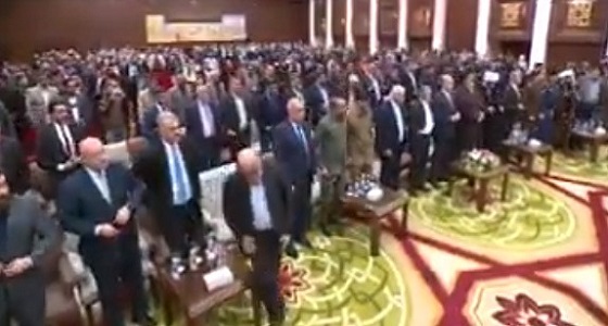 بالفيديو.. غضب شعبي وسياسي من تصرف السفير الإيراني المهين لشهداء العراق