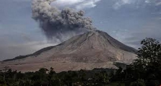 طبقة رماد في هواء إندونيسيا عقب انفجار بركان ” آغونج “