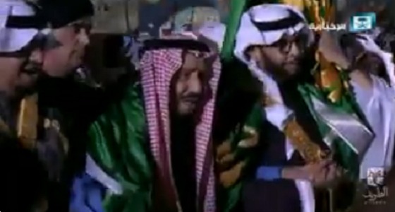 بالفيديو.. خادم الحرمين الشريفين وملك البحرين يؤديان العرضة السعودية