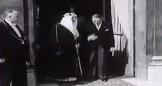 فيديو نادر للأمير طلال بن عبدالعزيز ولحظة وصوله باريس سفيرًا