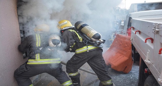 بالصور.. مدني جدة يخمد حريقا بمستودع في الرحاب