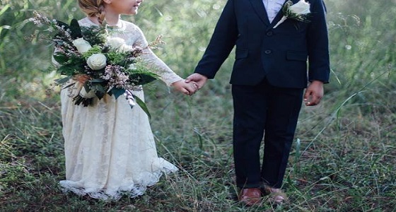 بالصور.. طفلان توأمان يتزوجان تجنبًا لسوء الحظ!