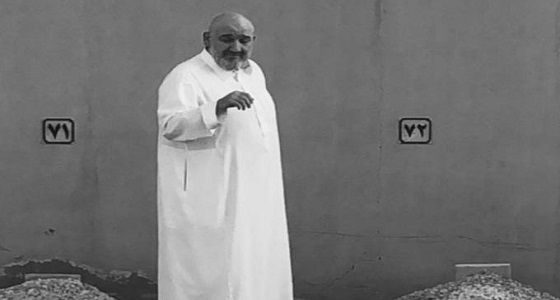 صورة مؤثرة لـ الأمير خالد بن طلال يذرف الدموع أمام قبر والده