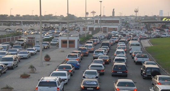 تكدس السيارات مجددا على جسر الملك فهد.. والإدارة تواصل عبور المسافرين دون إجراءات