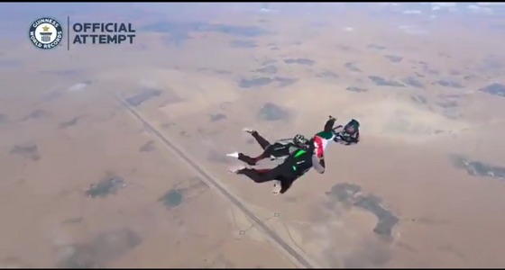 بالفيديو.. الكويت تدخل موسوعة ” جينيس ” بالقفز المظلي بـ ” أكبر علم “