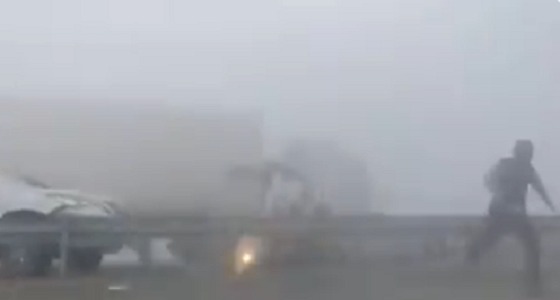 بالفيديو.. مشهد مروع لشاحنة تدهس سيارة فجأة