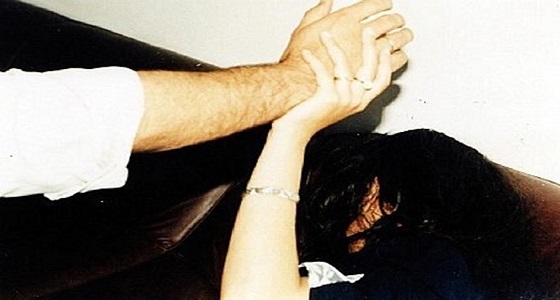 فيديو يتسبب في صدمة بالكويت.. ضباط يغتصبون زوجة مواطن أمام عينيه