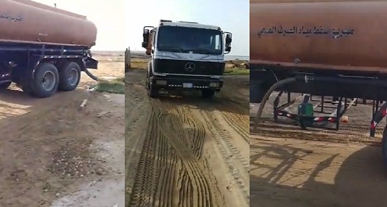 بالفيديو.. سائق صهريج يفرغ مياه الصرف الصحي في بحر جازان