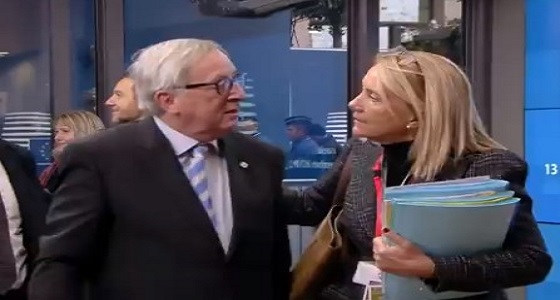 بالفيديو.. تصرف غير مسؤول من رئيس المفوضية الأوروبية