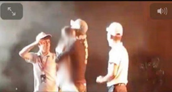 حقيقة فيديو إحتضان فتاة للمطرب الأسباني إنريكي إغليسياس