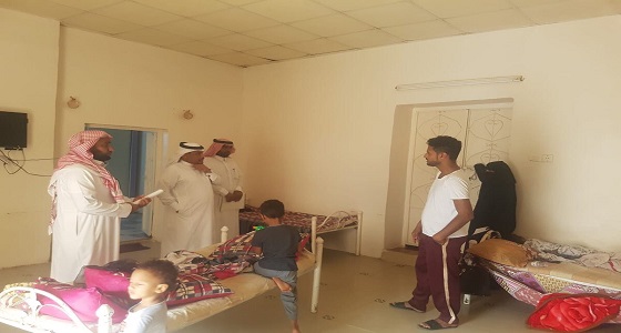 بالصور.. محافظ بيش يتابع حالة منازل متضرري جازان