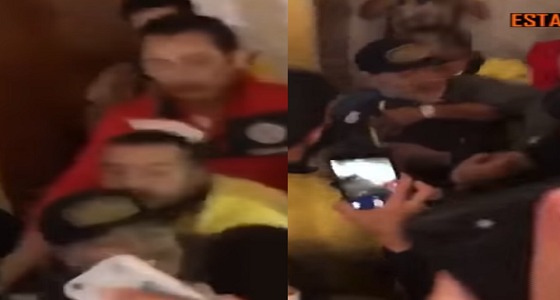 بالفيديو.. الأمن يتدخل لوقف قتال بين مارادونا ومشجعين أهانوه