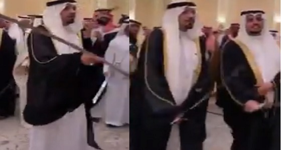 بالفيديو.. الأمير ” مشعل بن عبدالله ” يؤدي العرضة بحفل زفاف