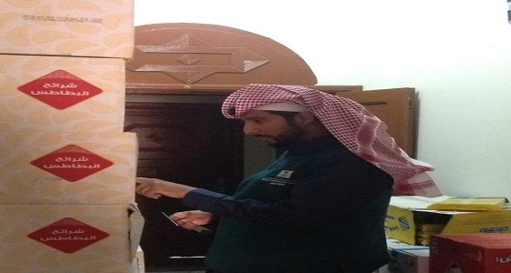 بالصور.. ضبط 22 ألف منتج غذائي فاسد داخل مستودع بالجوف