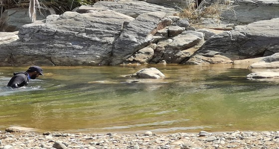 بالصور.. مدني جازان يواصل البحث عن المفقود في وادي قرى لليوم الثامن على التوالي