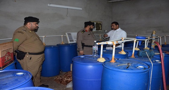 بالصور.. شرطة العاصمة المقدسة تطيح بمصنع عرق تديره عمالة مخالفة بحسينية مكة