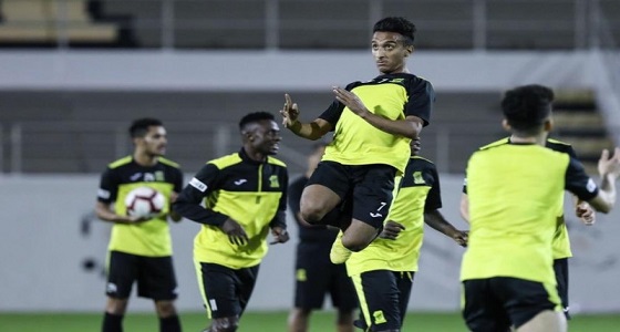 بالصور.. معاذ يشارك في تدريبات الاتحاد قبل لقاء النصر