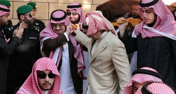 بالفيديو والصور.. أبناء وأحفاد الأمير طلال يحملون جثمانه.. والأمراء يؤدون صلاة الميت