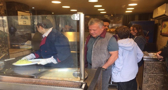 بالفيديو والصور.. ملك الأردن وأسرته يتناولون ” ساندويتشات فلافل ” وسط المواطنين بعمان