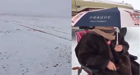 بالفيديو.. تساقط الثلوج بمنطقة الجوف يبهج الأهالي