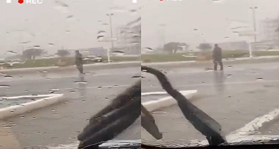 بالفيديو.. رجل أمن ينظم المرور وسط الأمطار بعد تعطل إحدى الإشارات بجازان